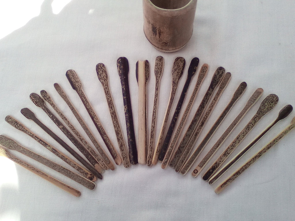 touilleur en bambou noir artisanal 12-13 cm naturel