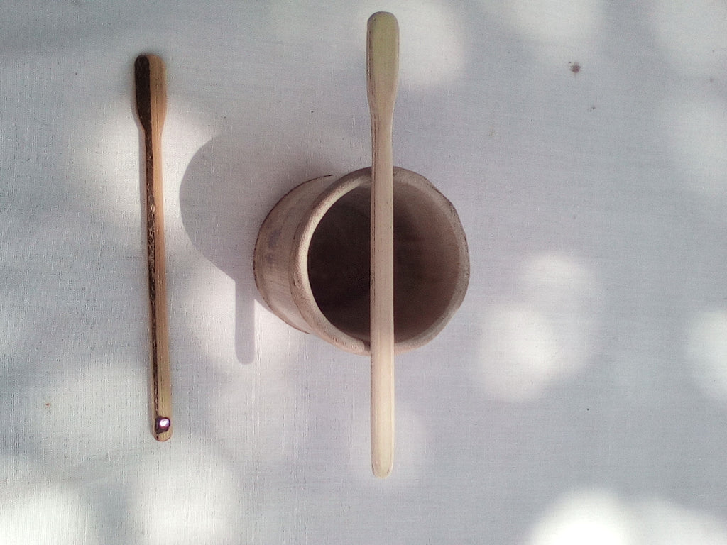 Touilleur en bambou noir artisanal 13-14 cm orné d'un strass rose clair